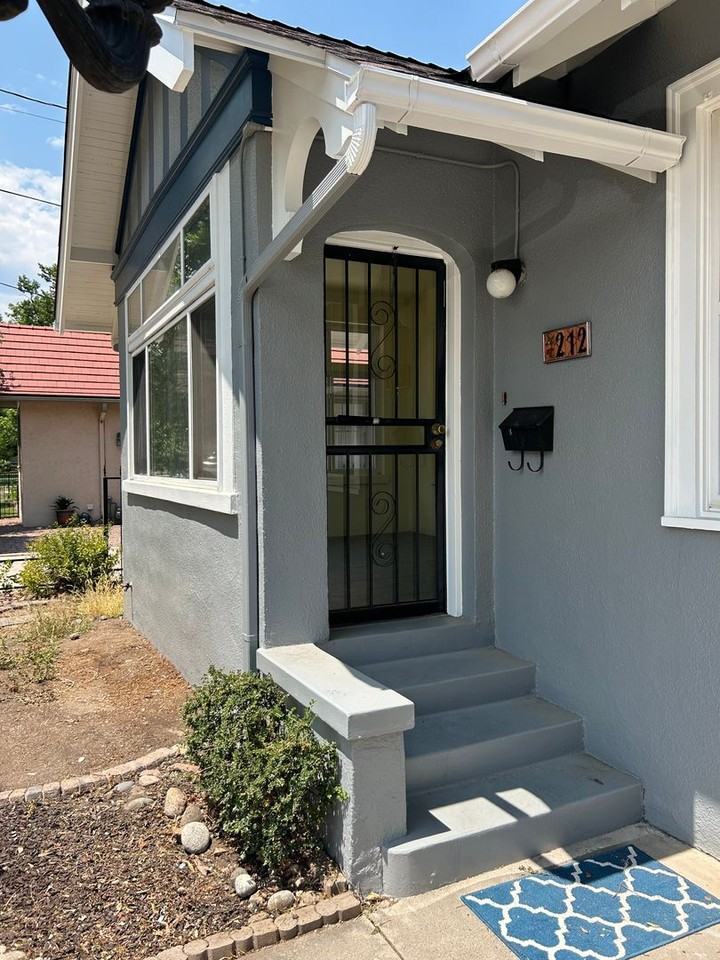 212 E Columbia St - Photo 3 of 25