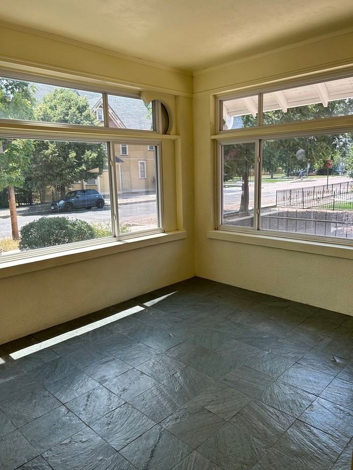 212 E Columbia St - Photo 5 of 25