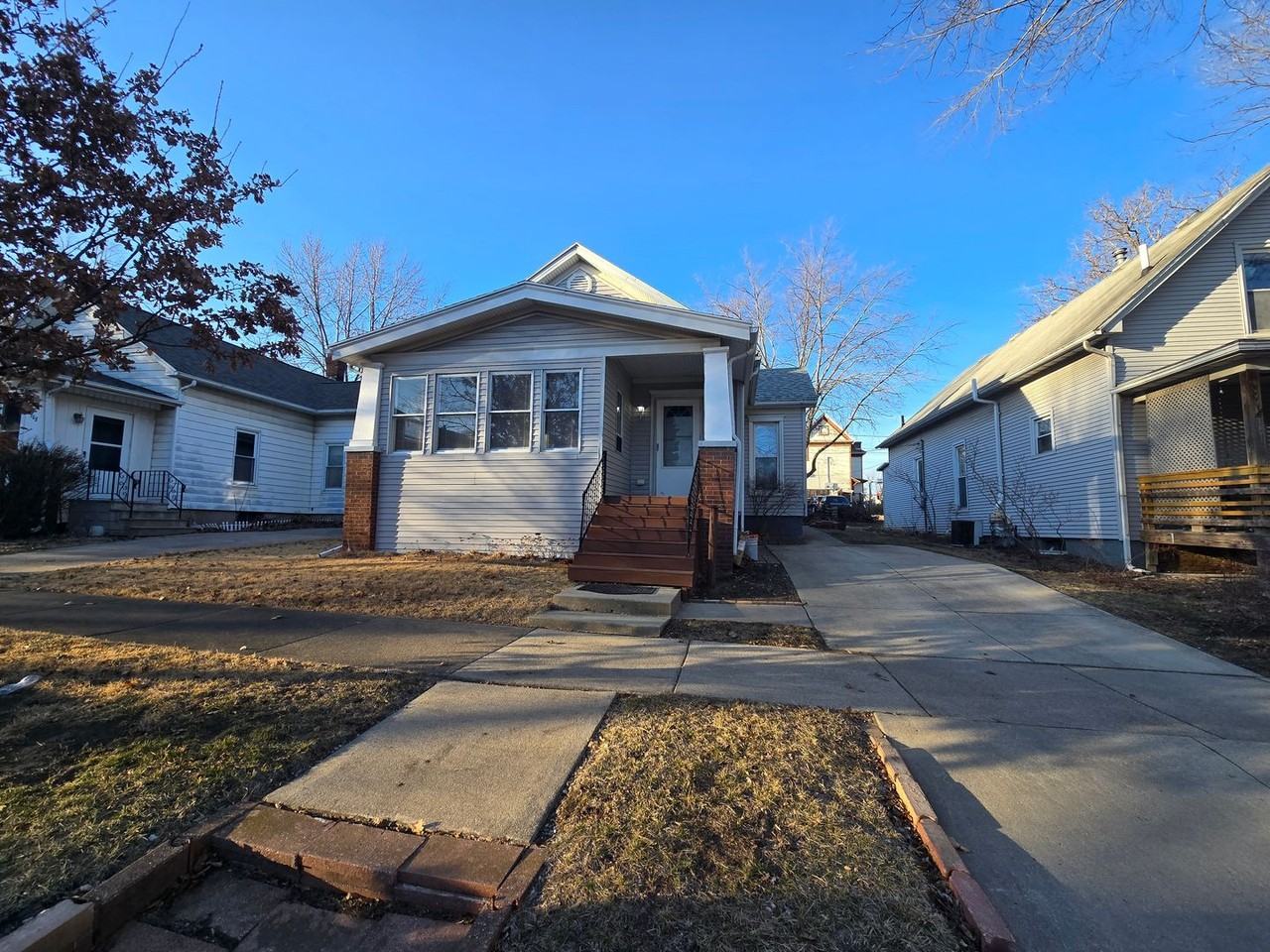 710 E Olive St - Photo 2 of 13