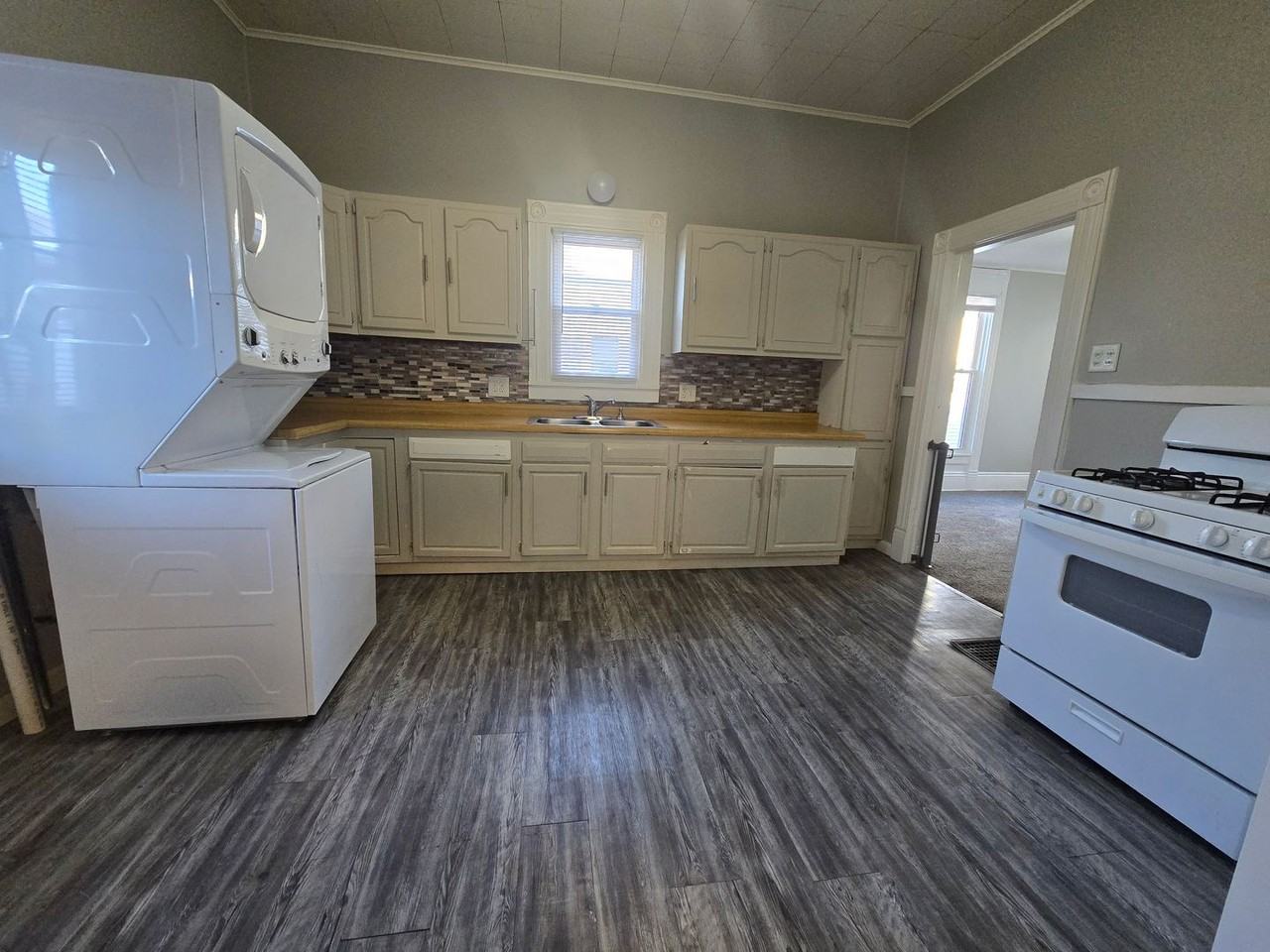 710 E Olive St - Photo 7 of 13