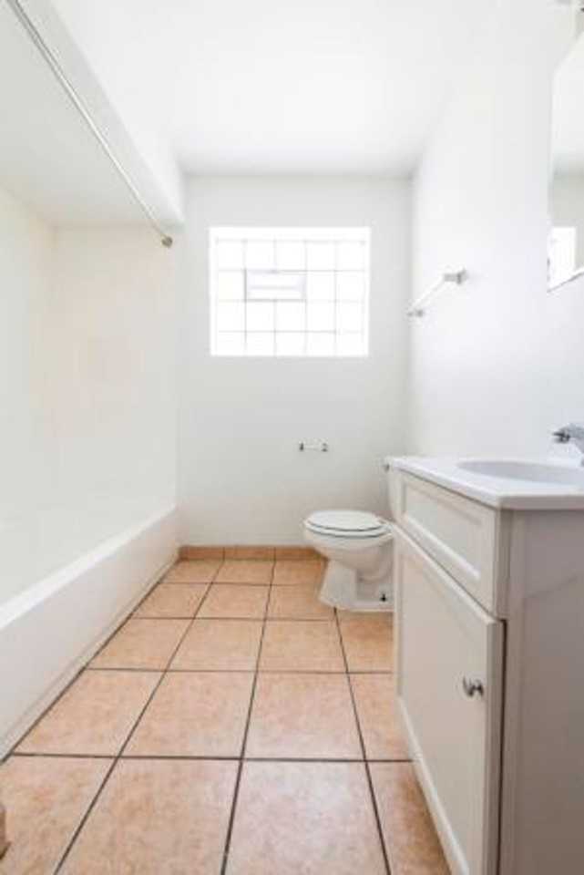 7901 S Paxton Chicago, IL 60617 - Photo 3 of 21