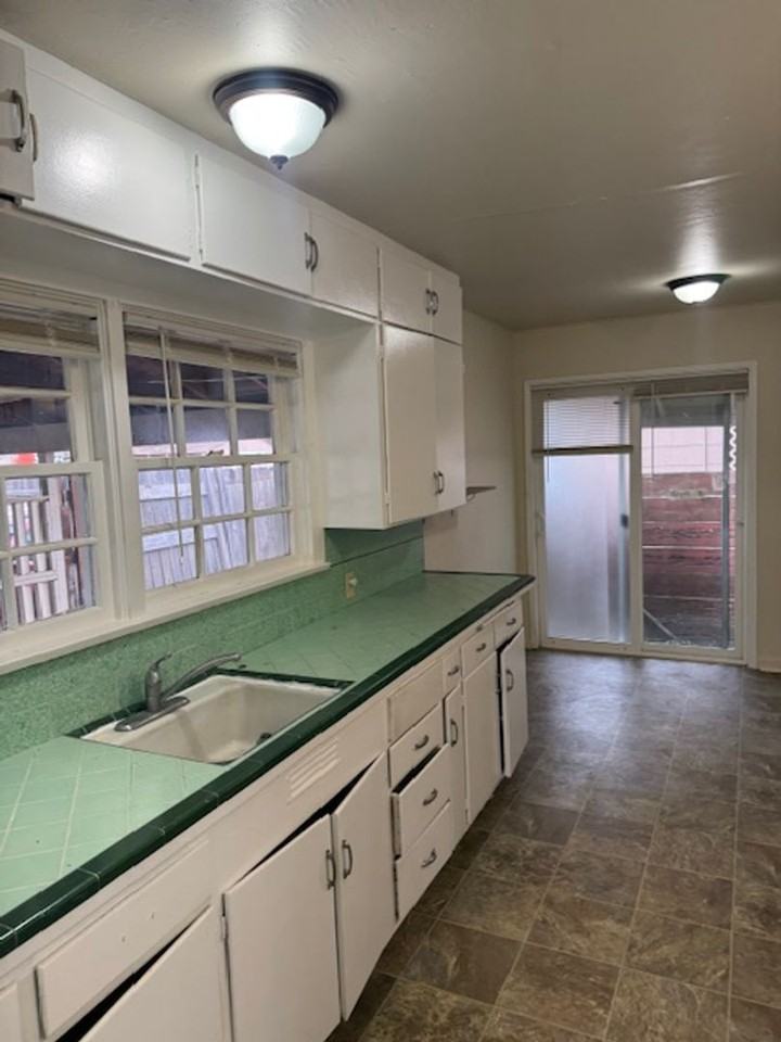 906 S Peach St - Photo 2 of 19