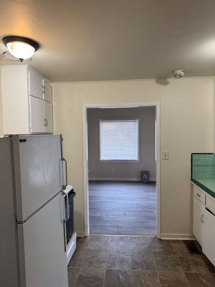 906 S Peach St - Photo 3 of 19