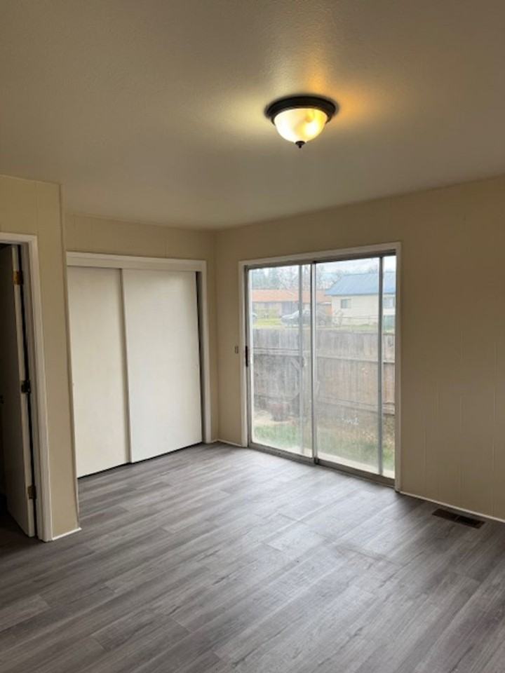 906 S Peach St - Photo 6 of 19