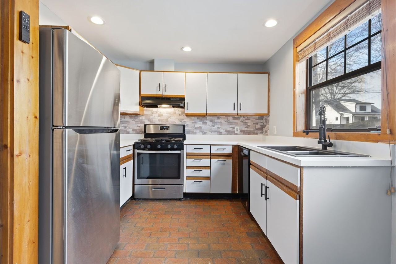 906 Glendale Ave Apt B - Photo 3 of 21