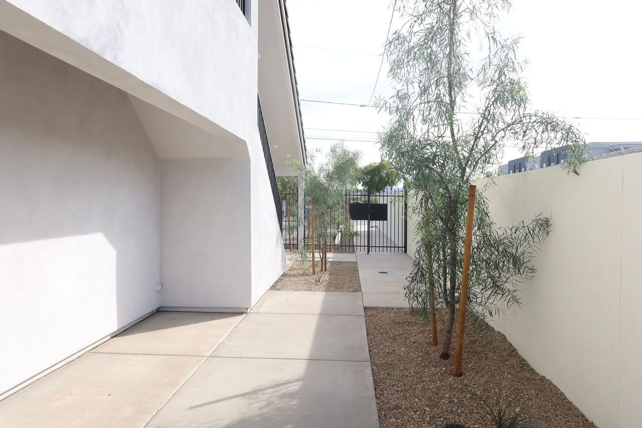 3017 - Photo 4 of 44