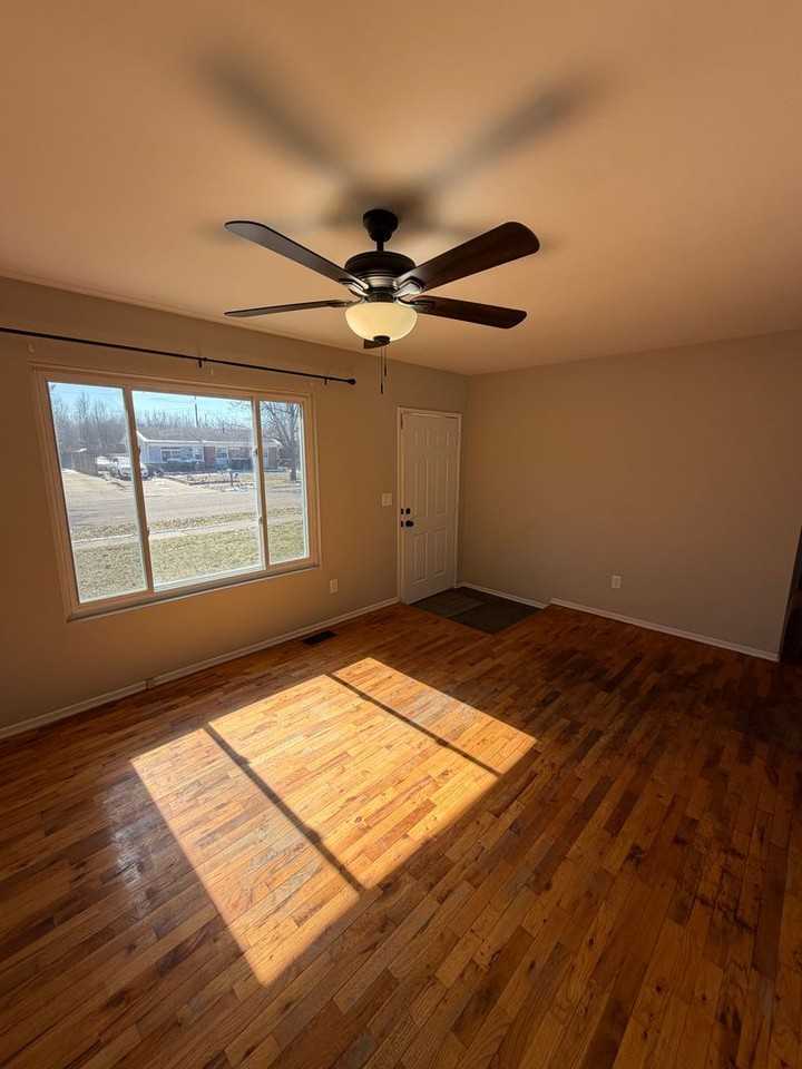 3400 Independence Ln - Photo 4 of 37