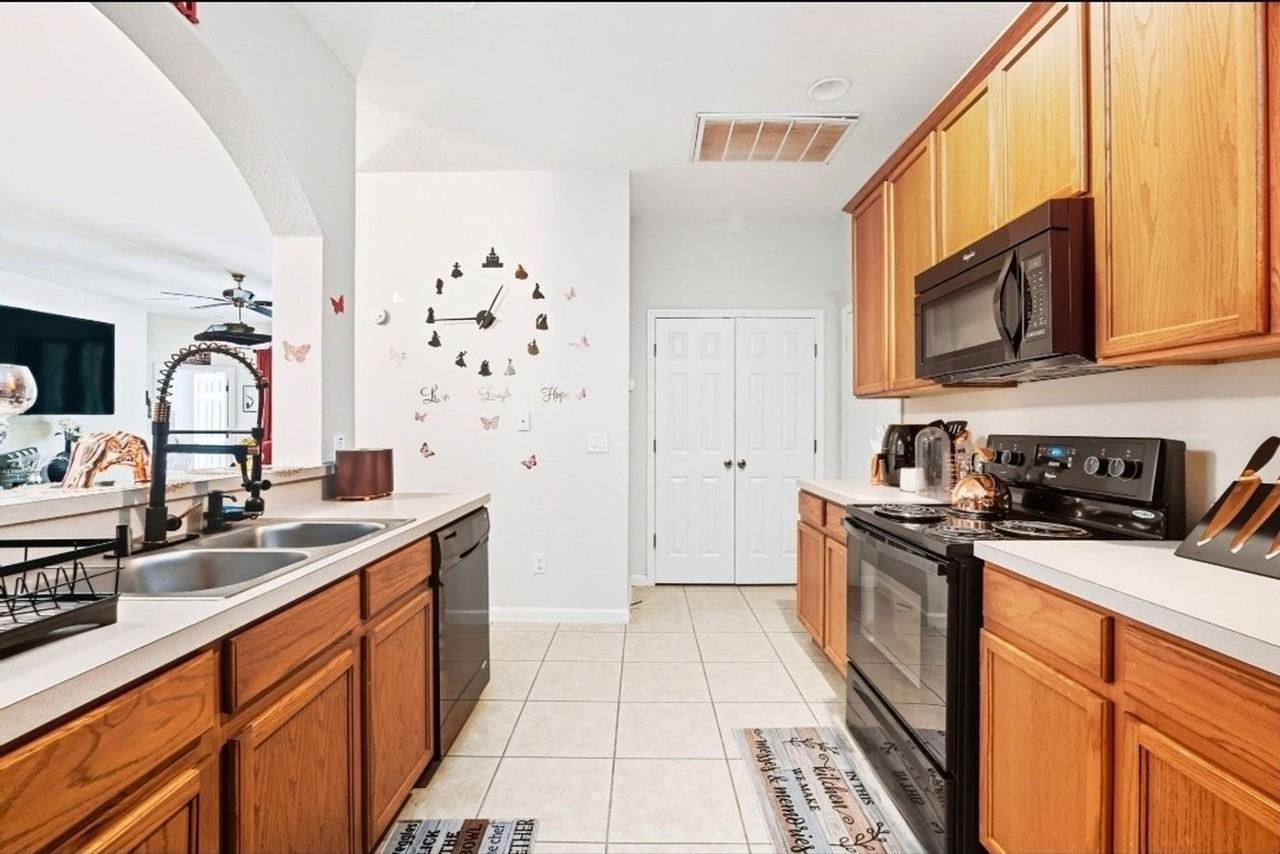 4980 Castle St W - Photo 3 of 19