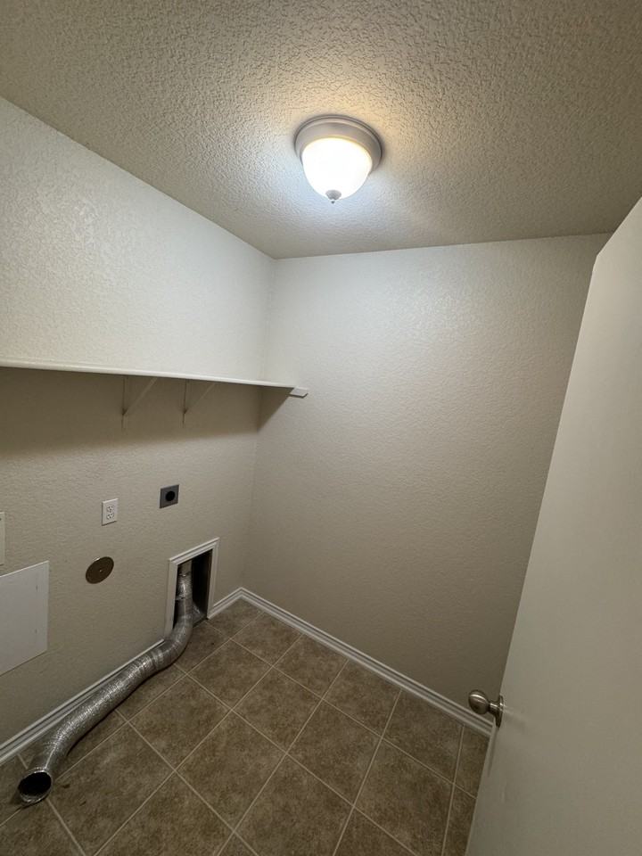 7717 Redbrush - Photo 3 of 24