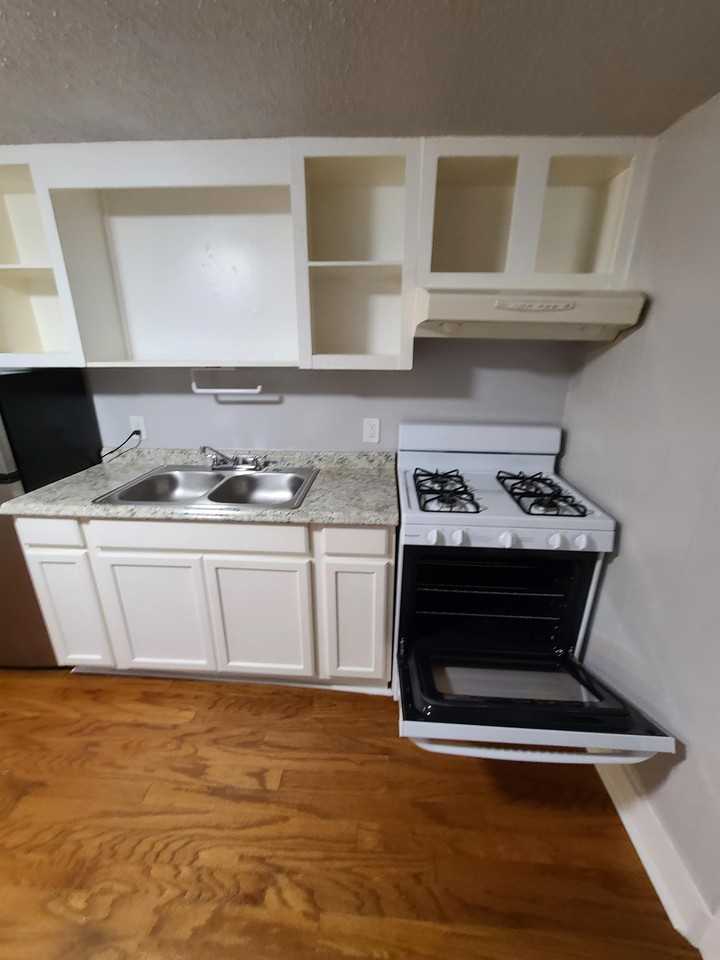 523 N Quaker Ave #C - Photo 2 of 10