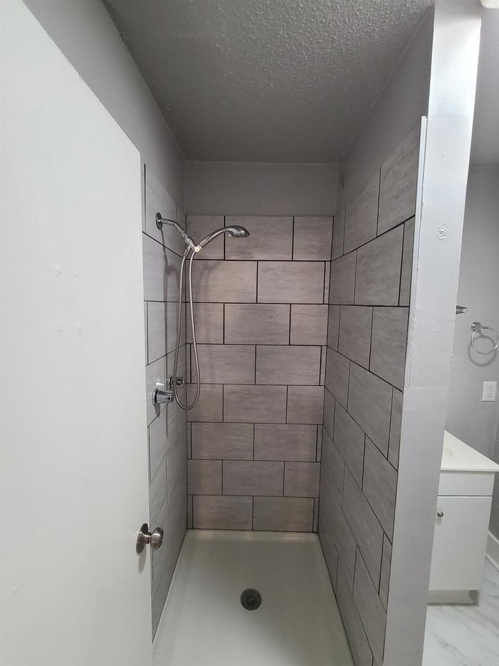 523 N Quaker Ave #C - Photo 4 of 10