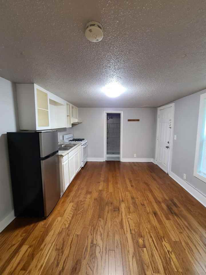 523 N Quaker Ave #C - Photo 3 of 10