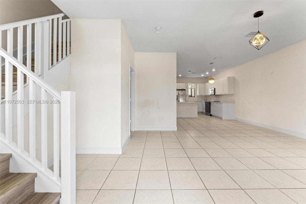 4546 Northwest 83rd Avenue - Photo 5 of 29