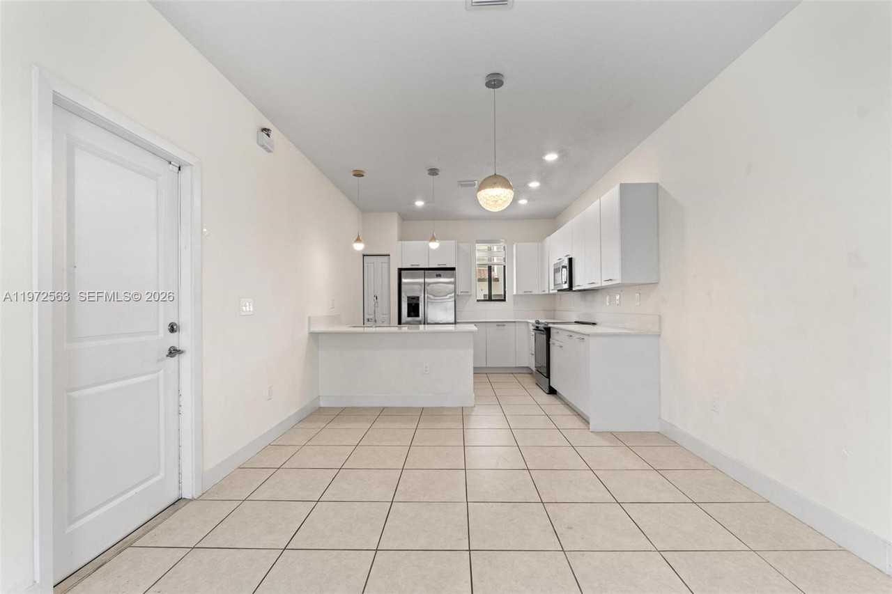 4546 Northwest 83rd Avenue - Photo 7 of 29