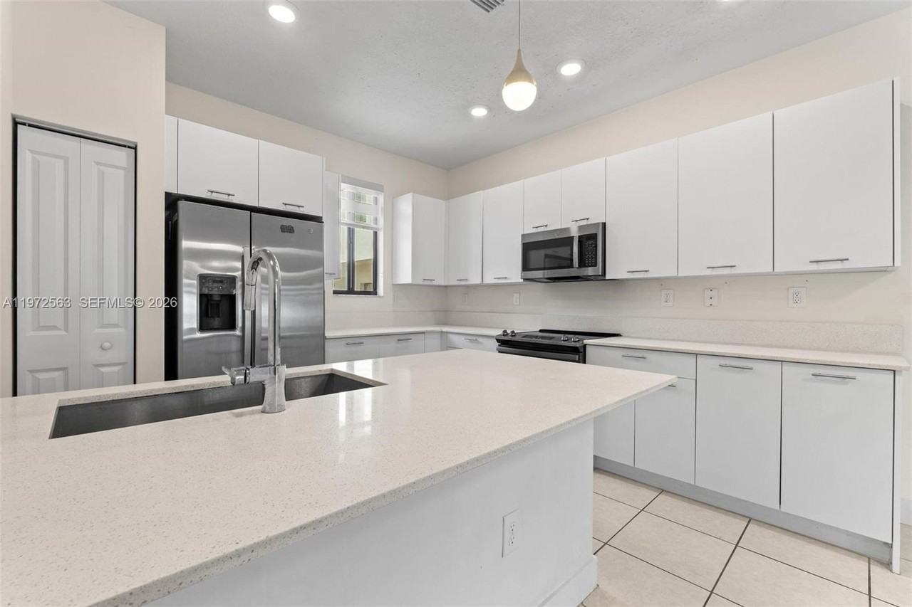 4546 Northwest 83rd Avenue - Photo 6 of 29