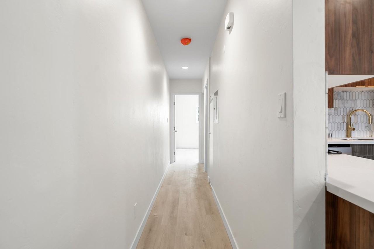 1275 Robinson Ave - Photo 7 of 19