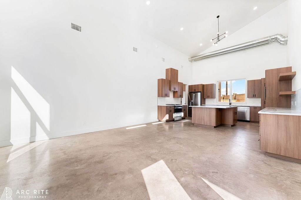 2303 Toledo Ave - Photo 5 of 29