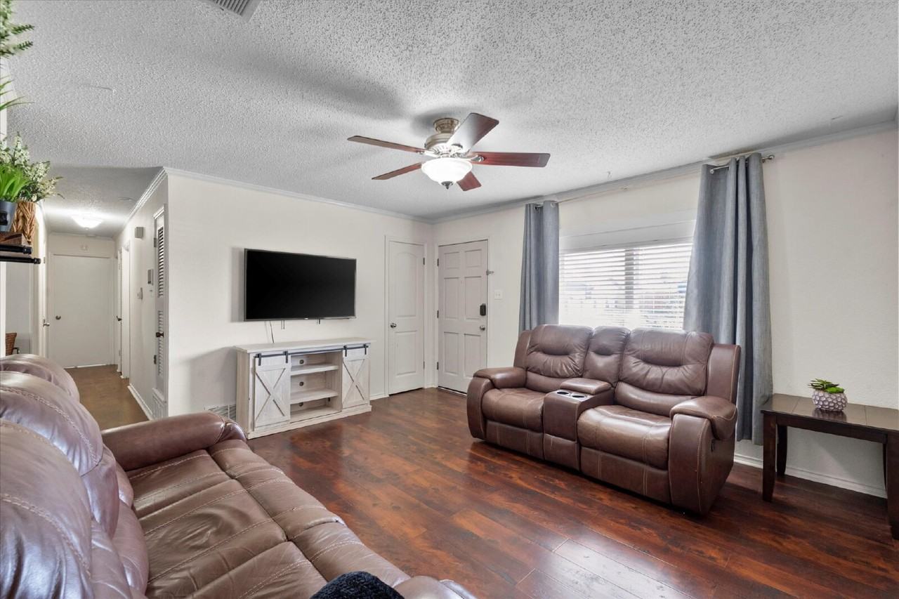 4824 8th St - Photo 6 of 27