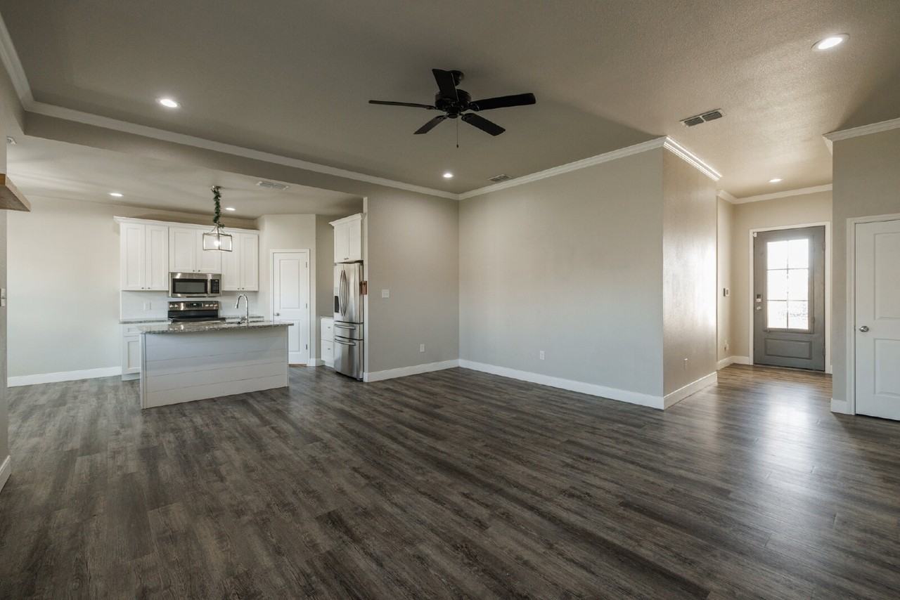 7437 Sleepy Hollow Ln - Photo 3 of 44