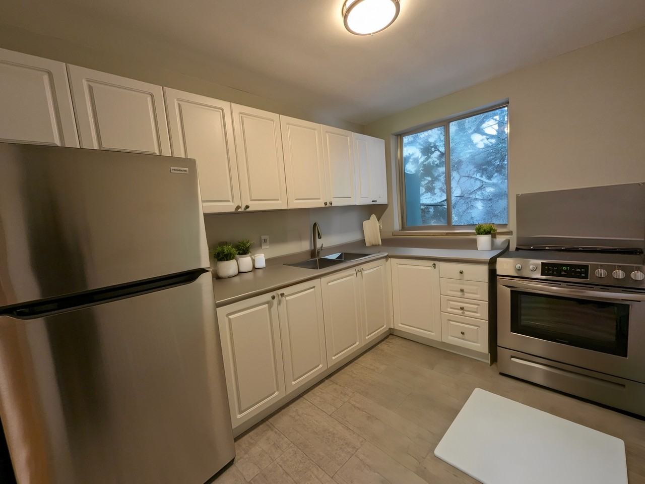 Essex Court Apartments - Photo 2 of 8