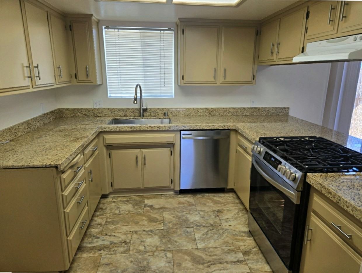 404 24th St #C - Photo 5 of 10