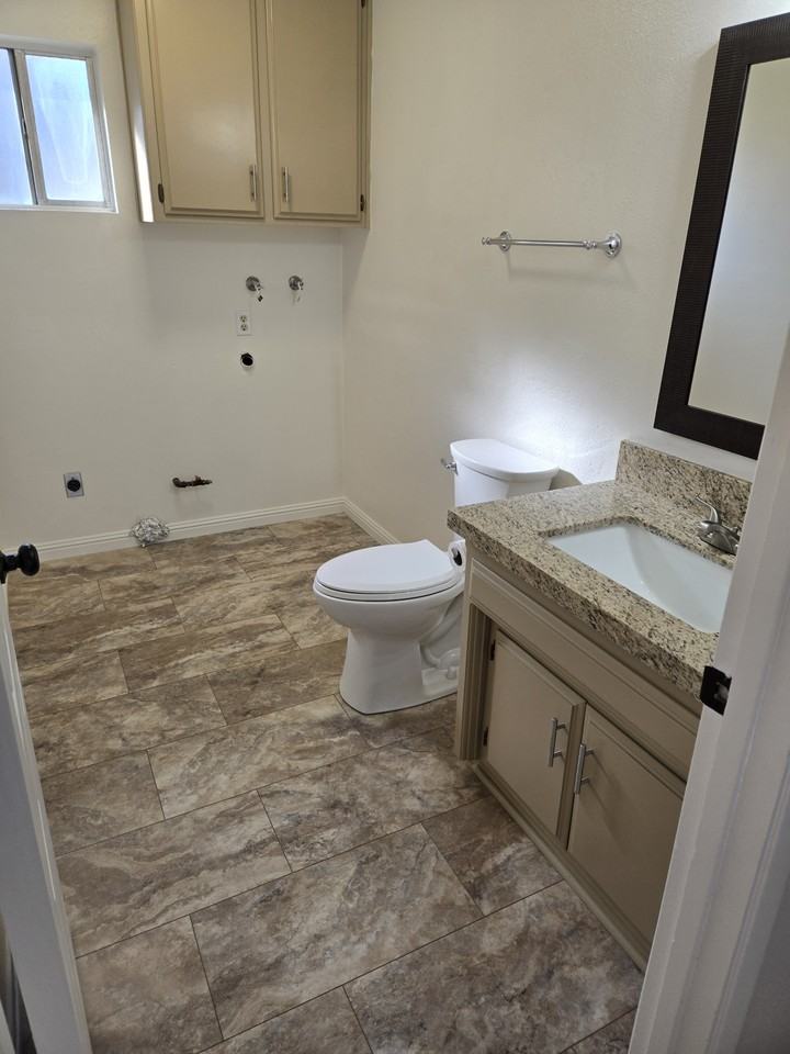 404 24th St #C - Photo 6 of 10