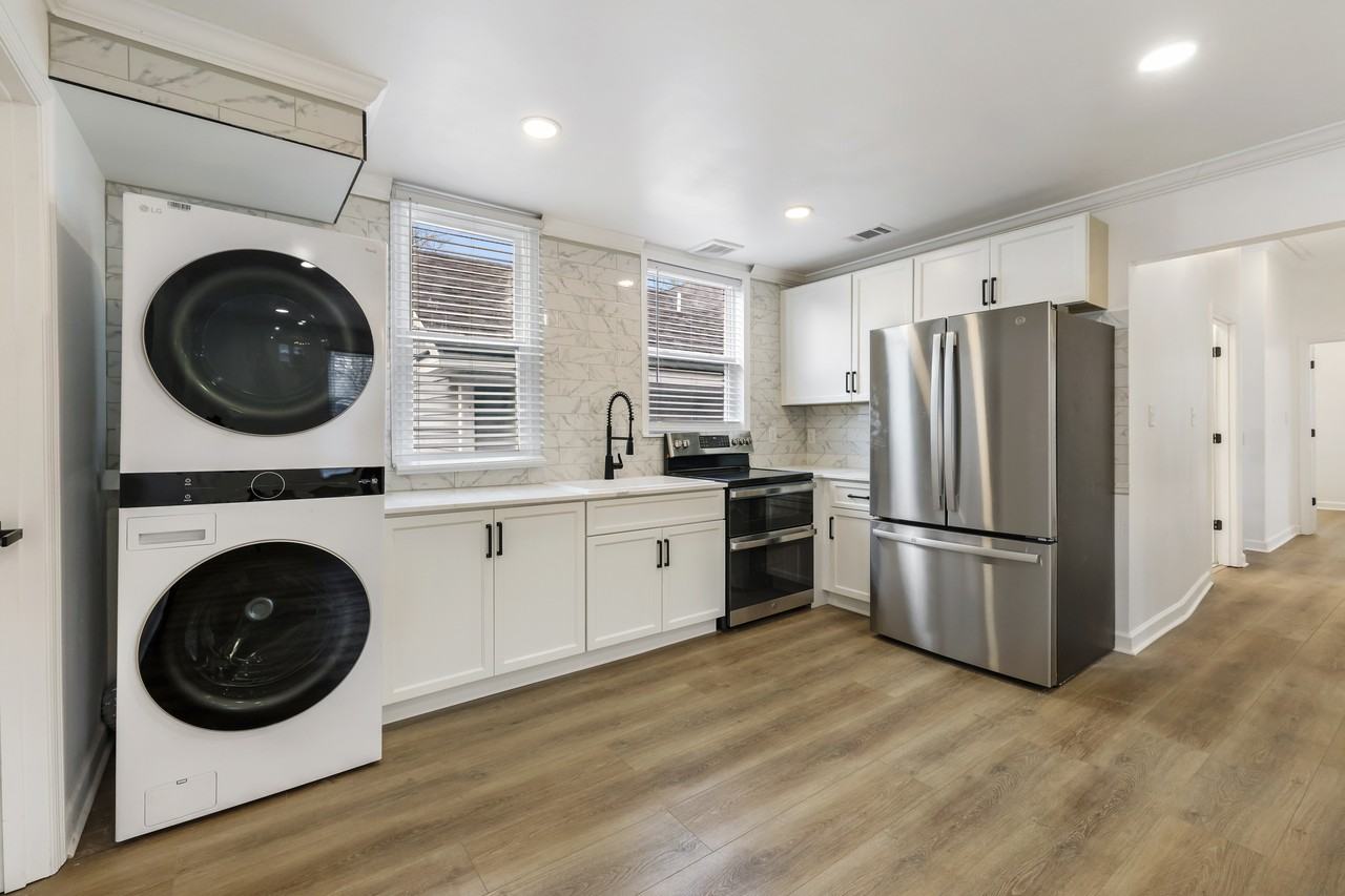 711 W 44th St #1 - Photo 4 of 9