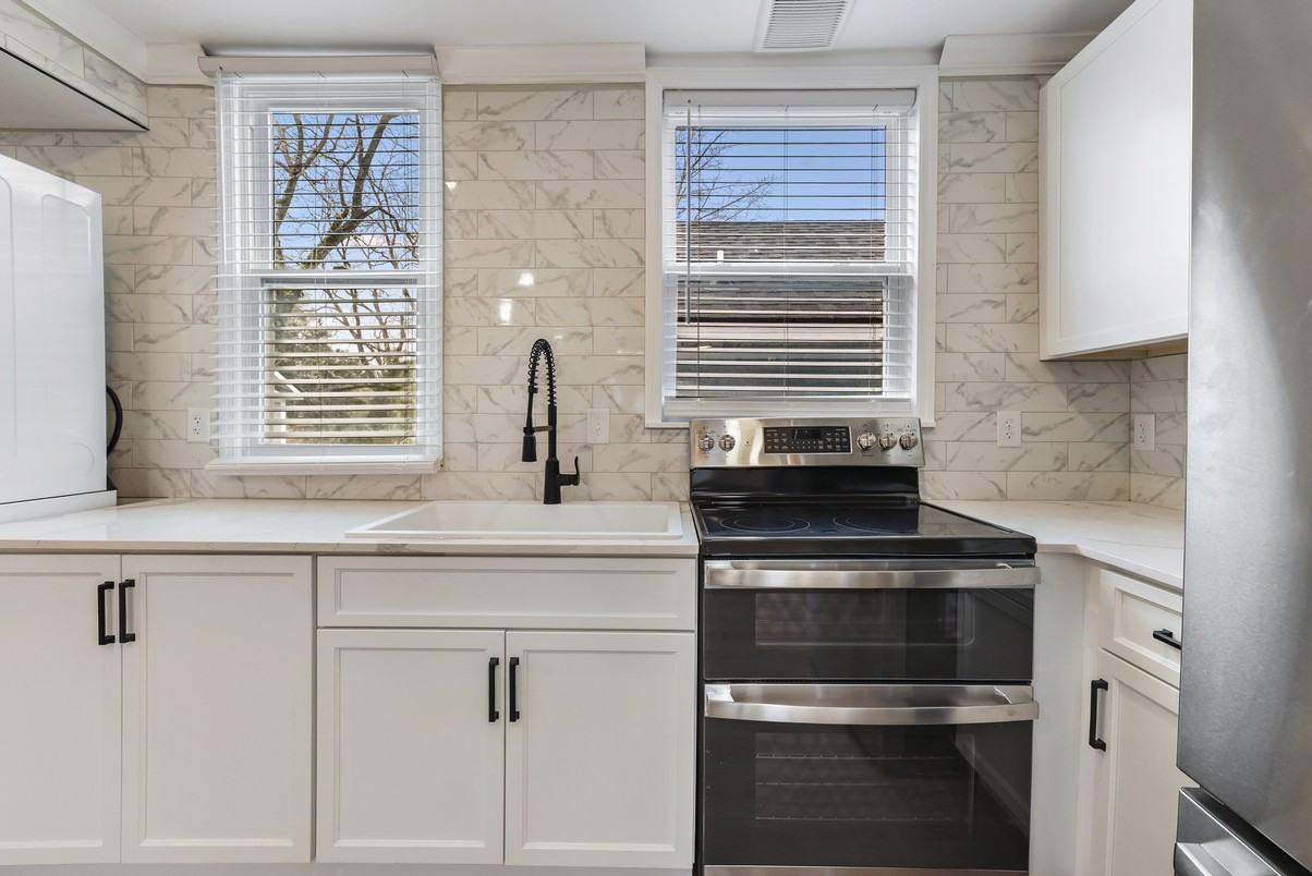 711 W 44th St #1 - Photo 5 of 9