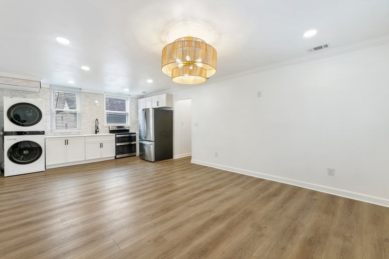 711 W 44th St #1 - Photo 6 of 9