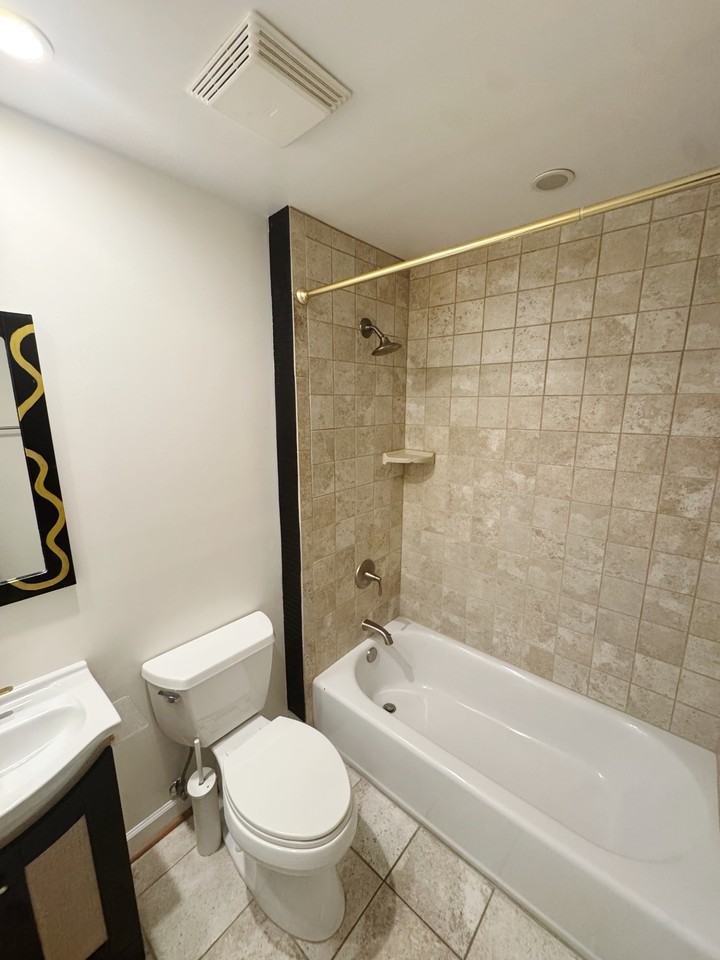 2242 Ontario Rd Nw #2 - Photo 3 of 20