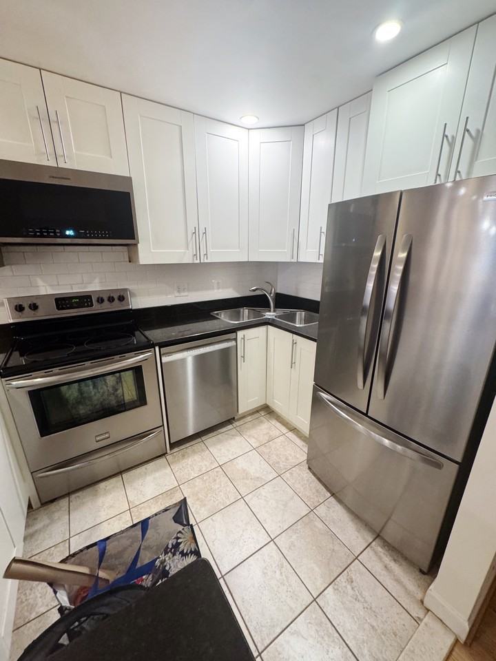 2242 Ontario Rd Nw #2 - Photo 5 of 20