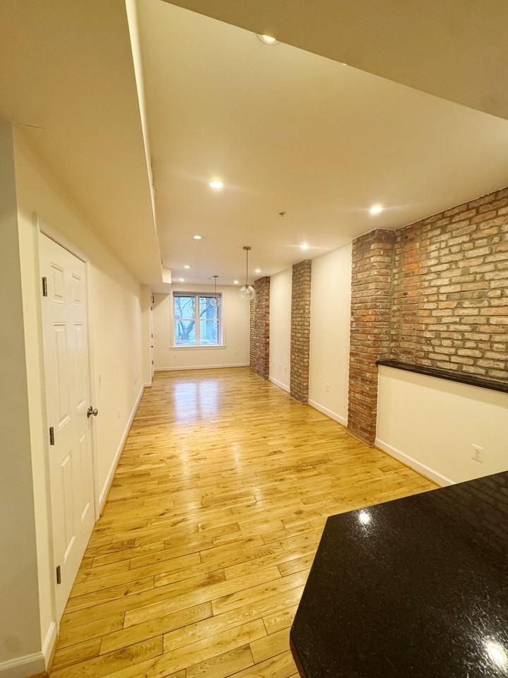 2242 Ontario Rd Nw #2 - Photo 7 of 20