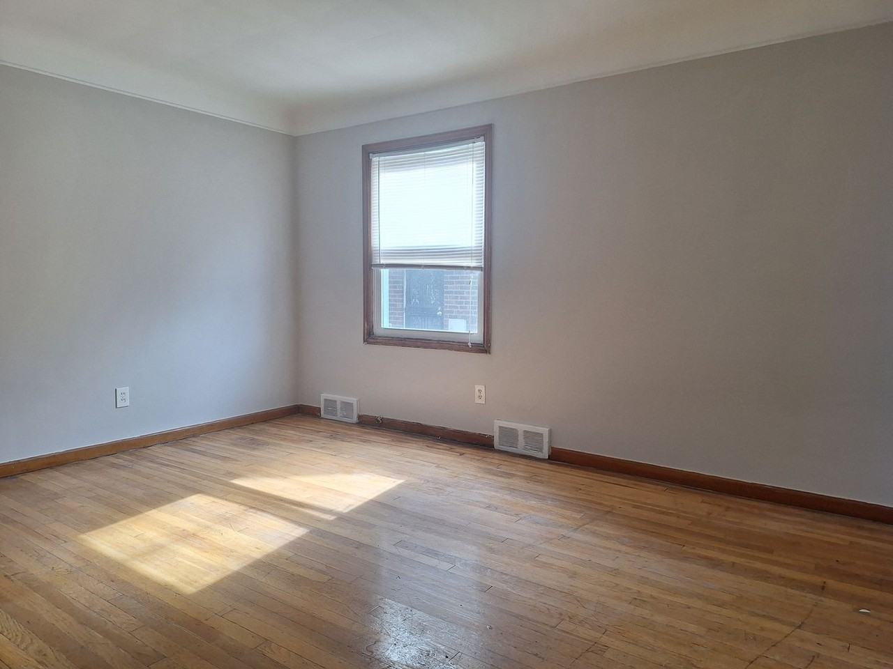 17716 Greenview Ave - Photo 2 of 12