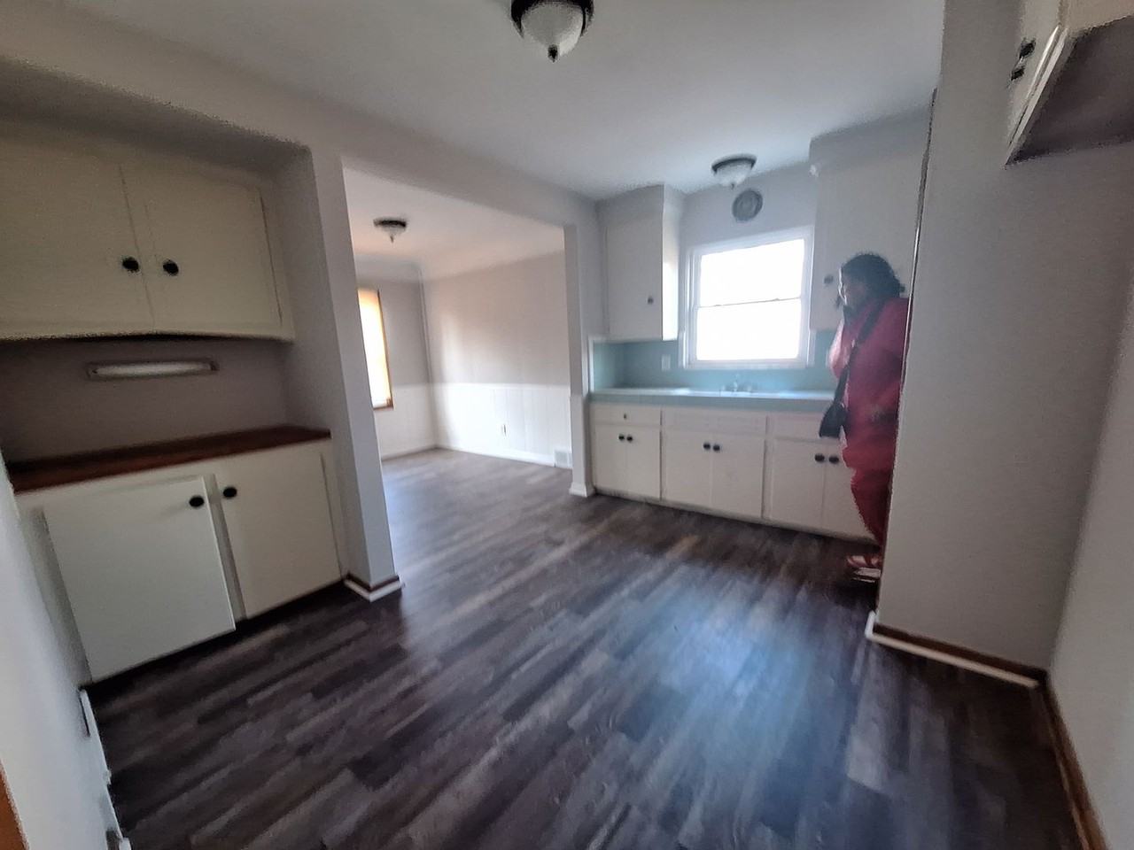 17716 Greenview Ave - Photo 3 of 12