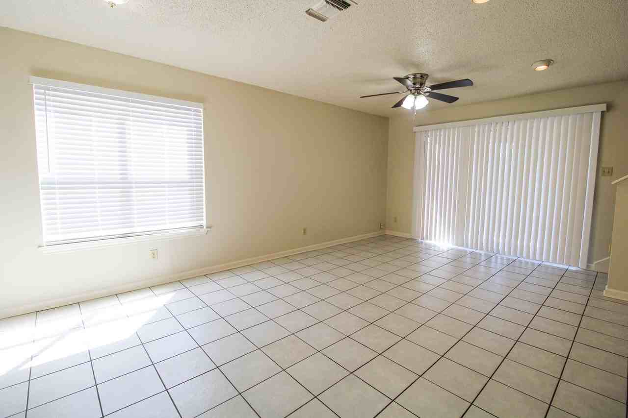 949 Schertz Pkwy - Photo 3 of 27