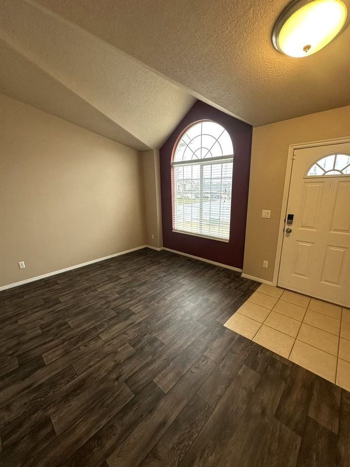 943 W 1520 N - Photo 6 of 25