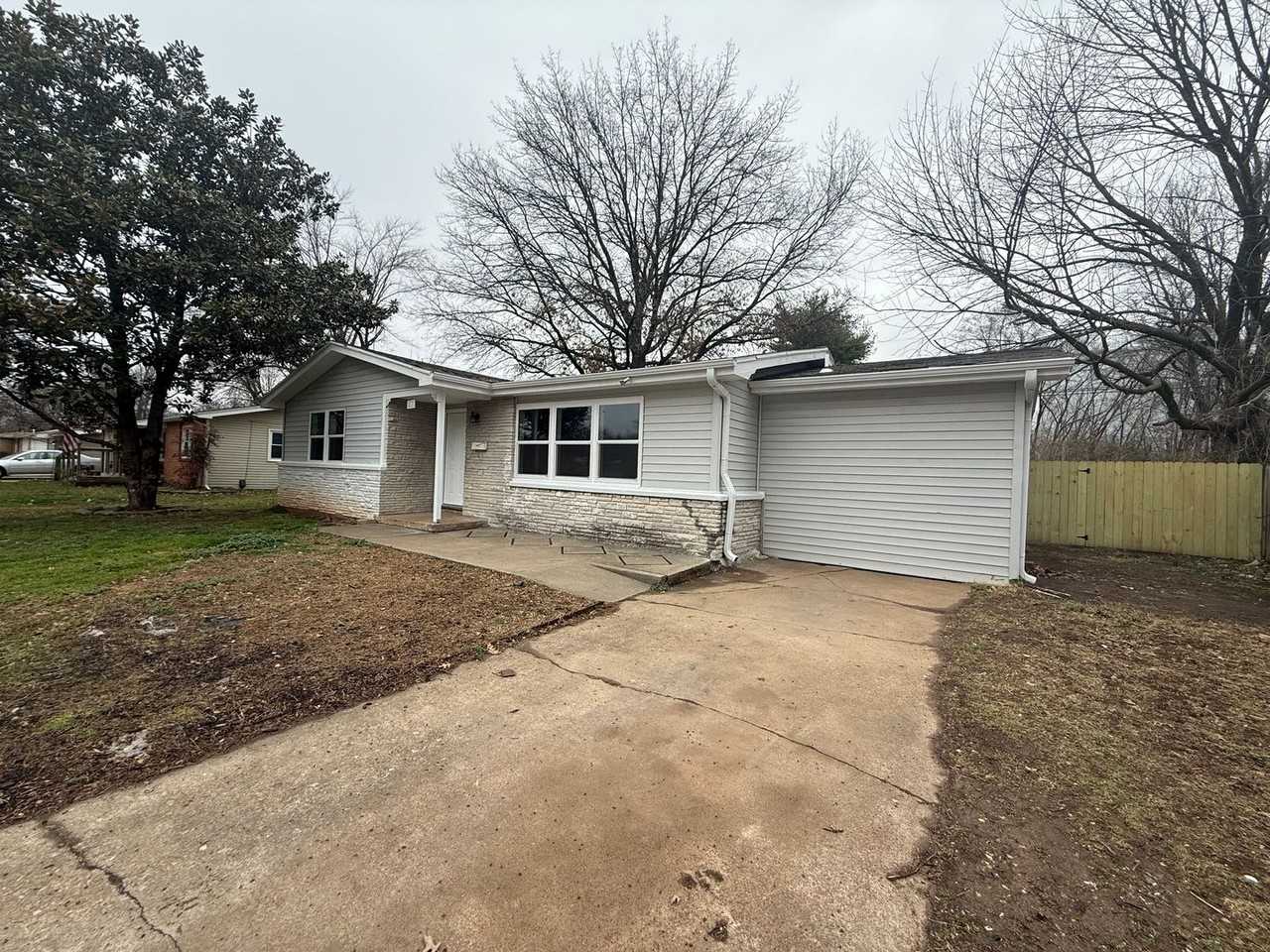 511 W Erie St - Photo 2 of 16