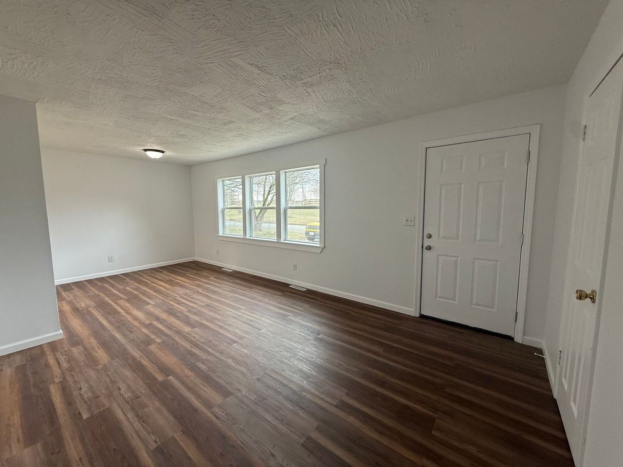 511 W Erie St - Photo 4 of 16