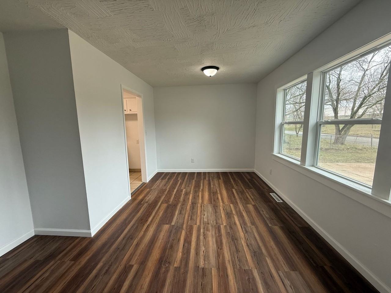 511 W Erie St - Photo 5 of 16