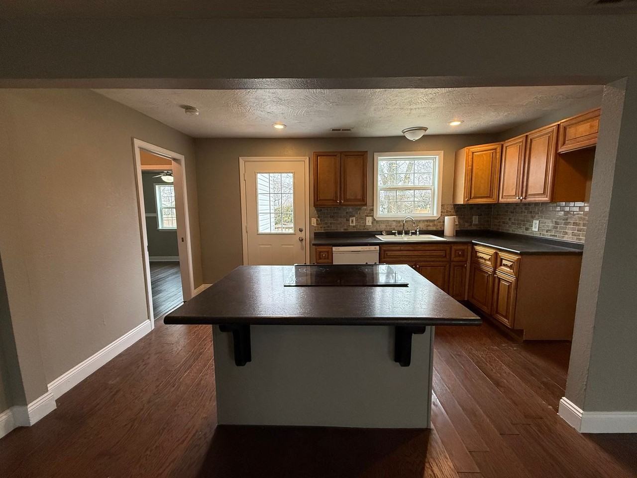 2222 N Hillcrest Ave - Photo 3 of 14