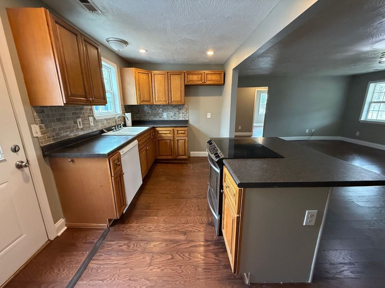 2222 N Hillcrest Ave - Photo 4 of 14