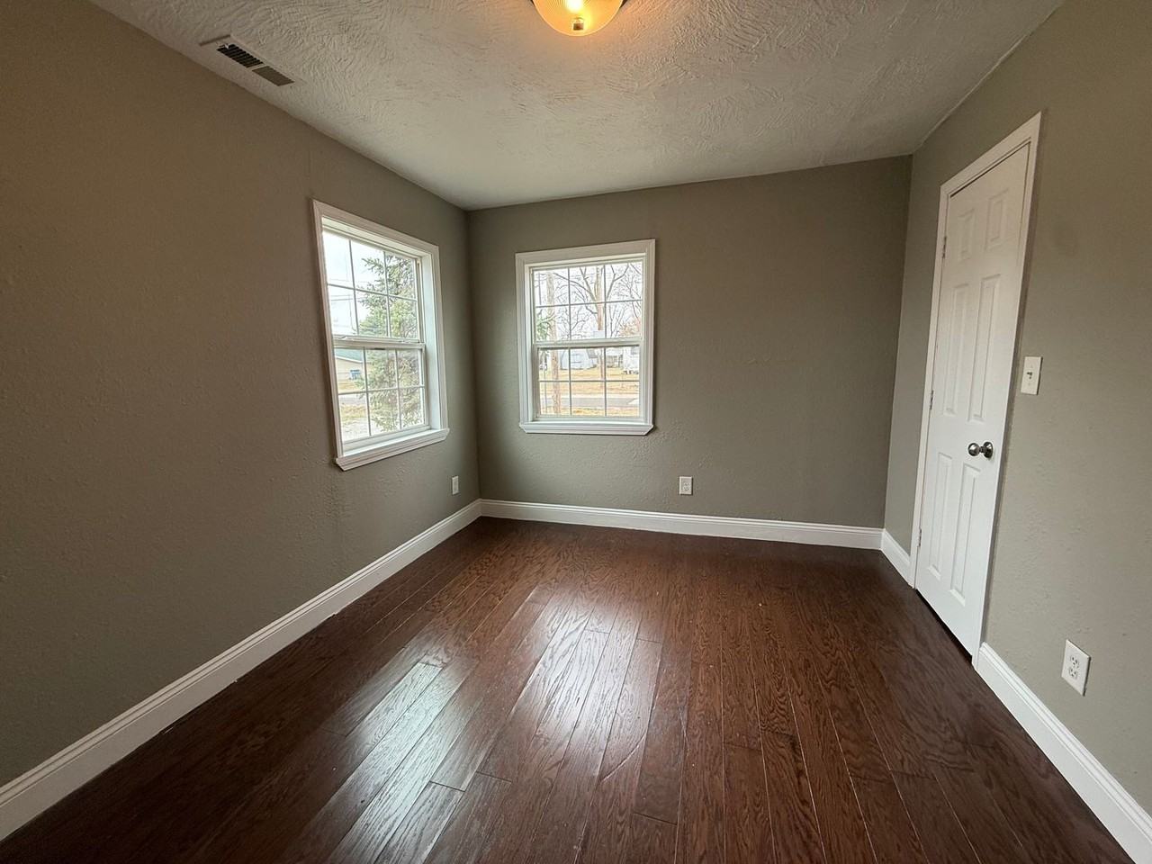 2222 N Hillcrest Ave - Photo 6 of 14