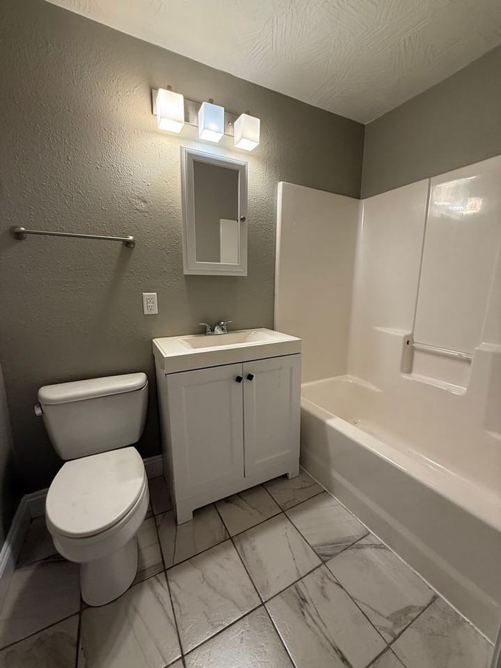 2222 N Hillcrest Ave - Photo 7 of 14