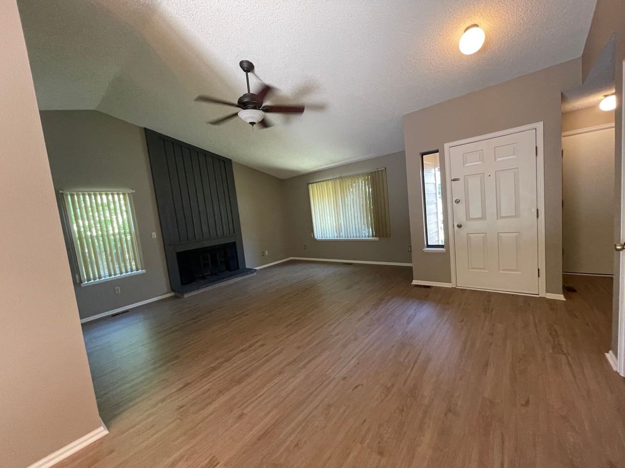 4425 Hollyhock St - Photo 4 of 20