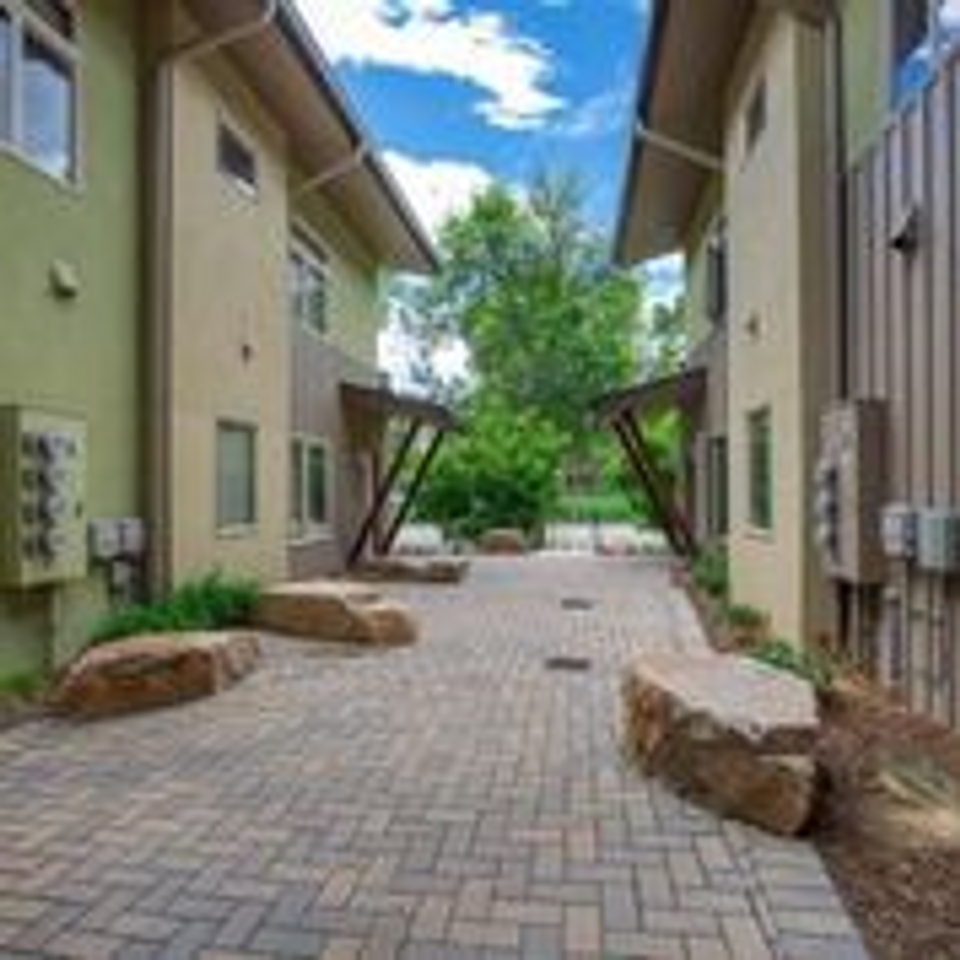 712 W Laurel St #1 - Photo 3 of 22