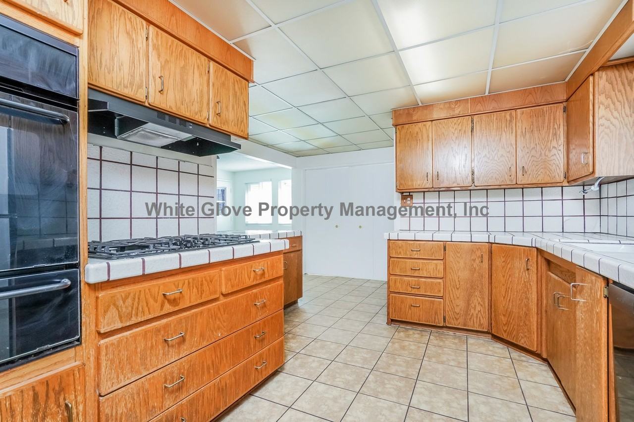 3812 W 172nd St - Photo 5 of 17