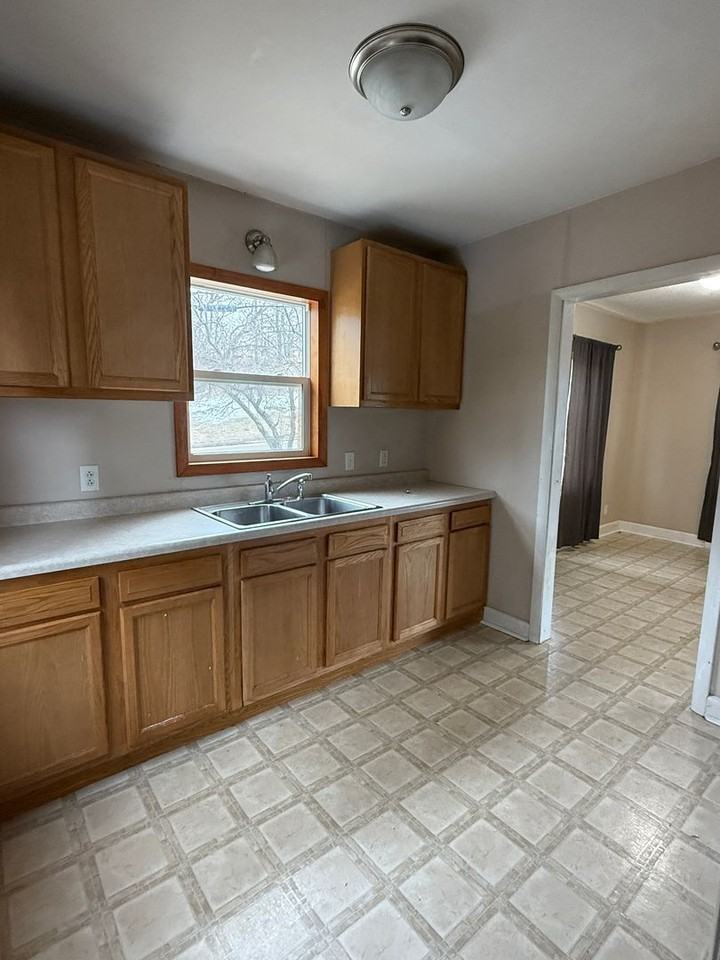 421 23rd Ave E - Photo 6 of 12