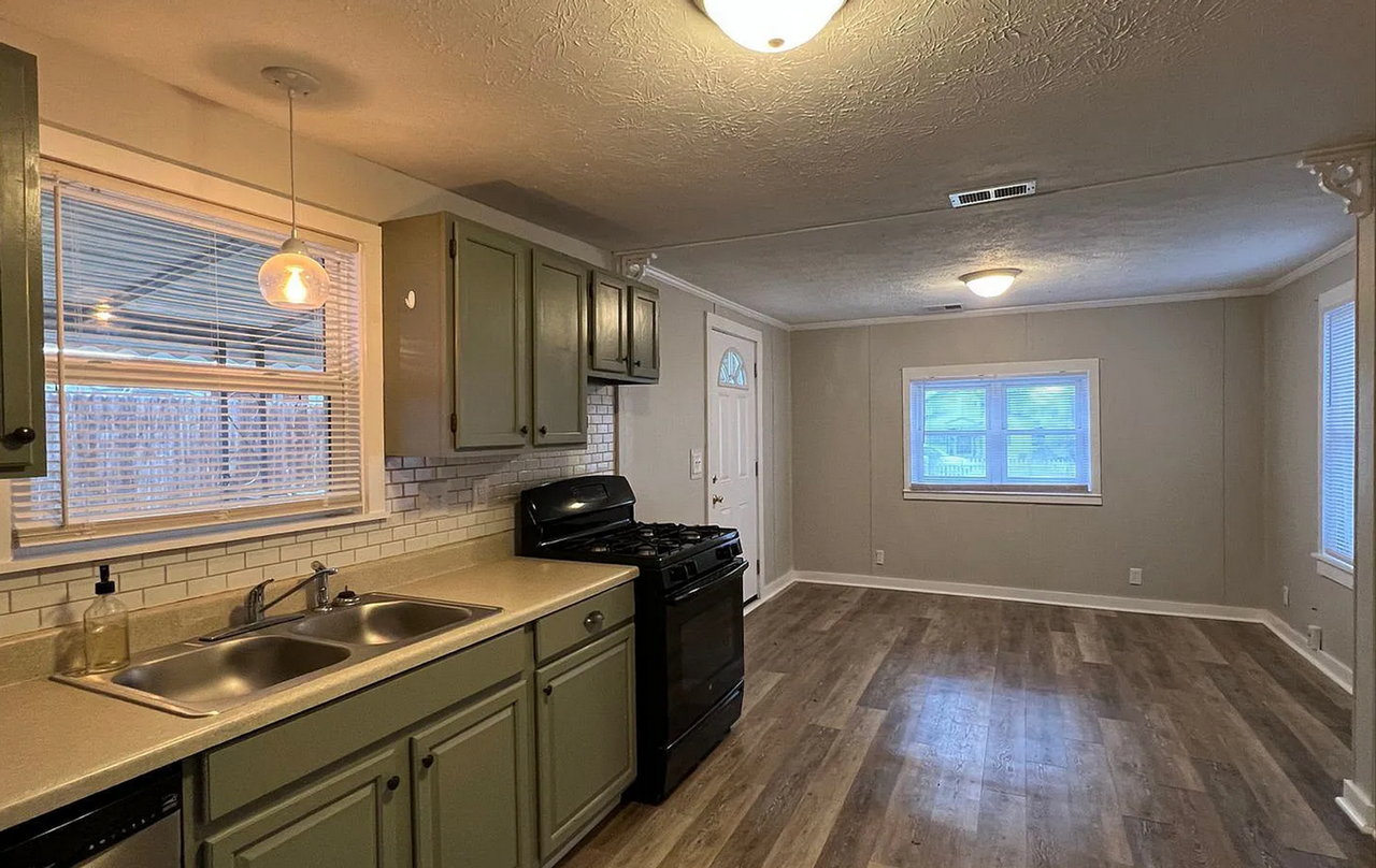 3023 Kingston Ave - Photo 3 of 10