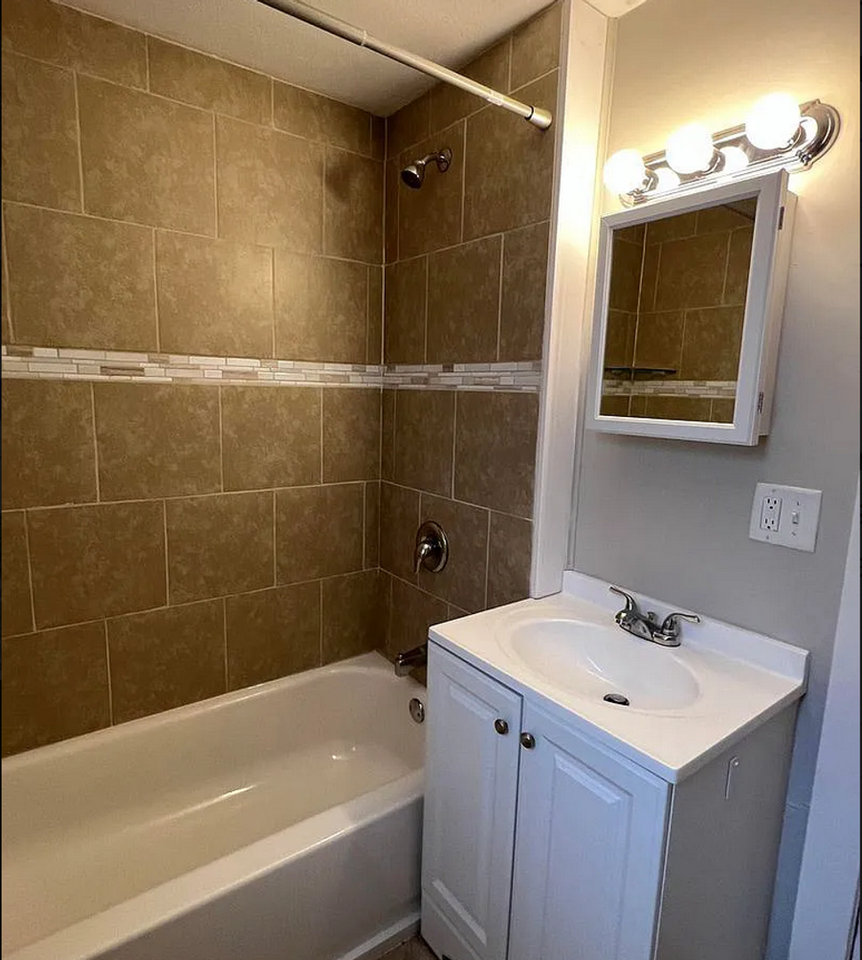 3023 Kingston Ave - Photo 5 of 10