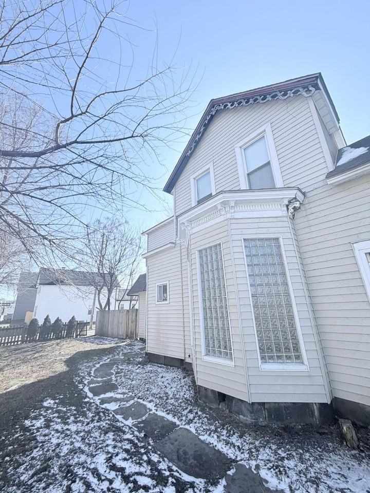 2604 W 27th St - Photo 2 of 50